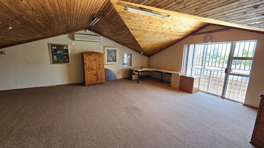 6 Bedroom Property for Sale in Schoemansville North West